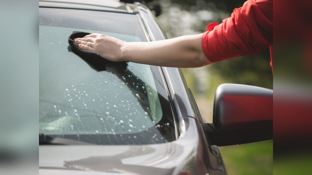 How to Clean Car Main Glass: Expert Tips for a Crystal Clear View
