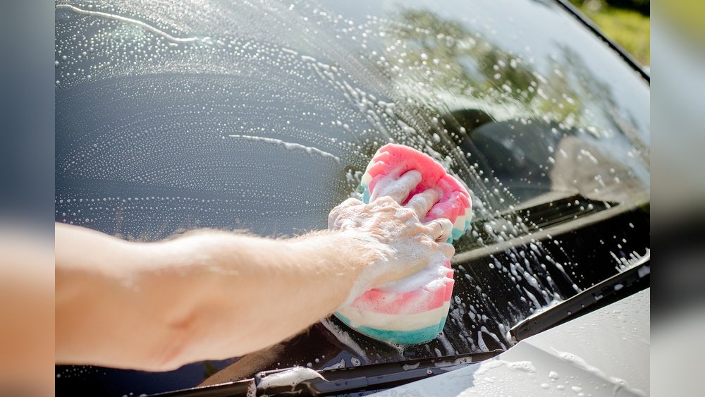 How to Clean Car Windows With White Vinegar: Easy, Streak-Free Shine