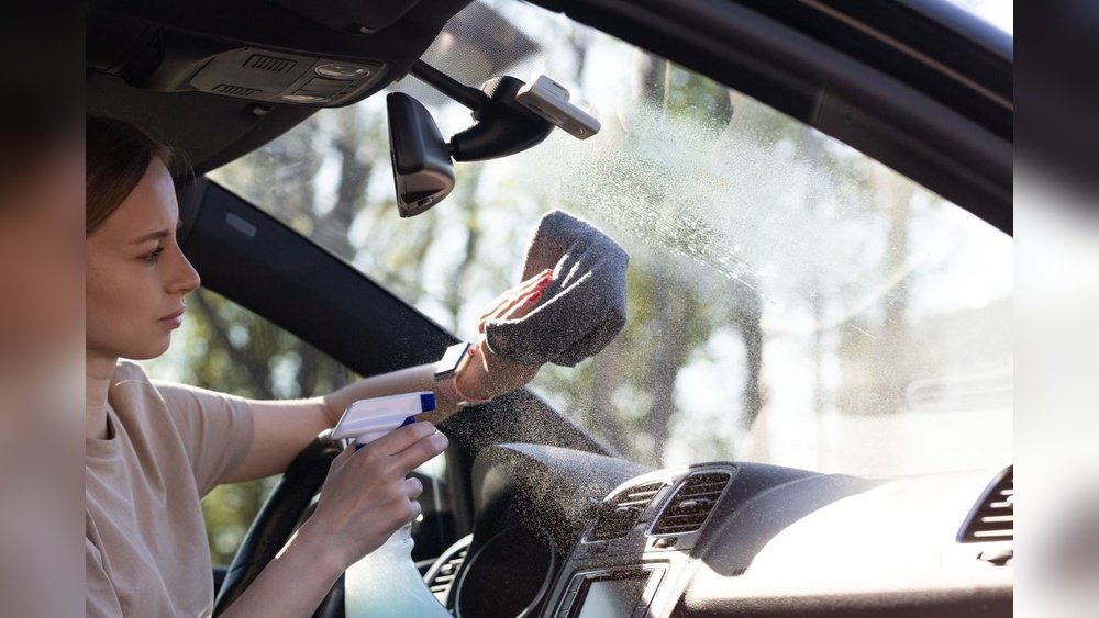 How to Clean Car Windshield Without Leaving Streaks: Expert Tips