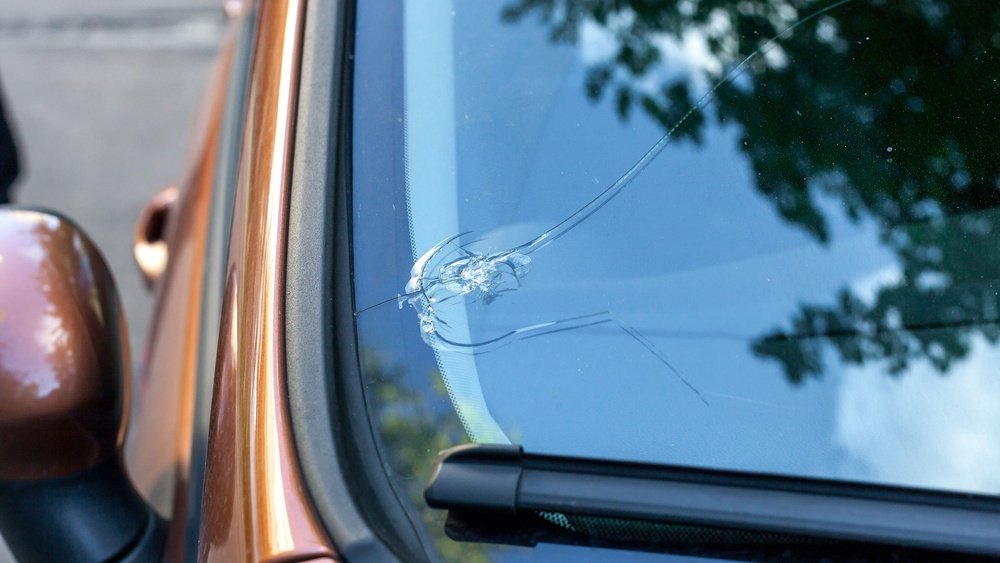 How to Tell If Windshield Needs Replacement: Key Signs to Watch