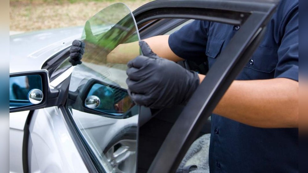 When Side Window Glass Needs Replacement: Essential Tips & Signs